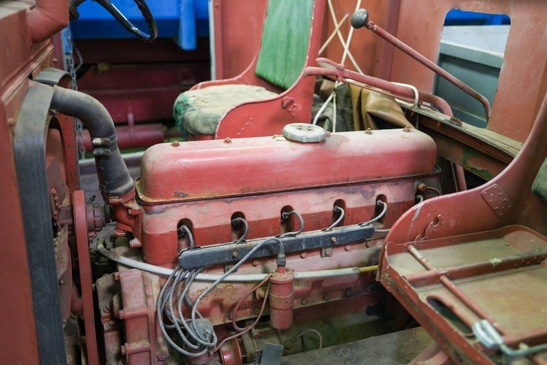 Närbild av äldre traktormotor med synliga tändkablar och ledningar