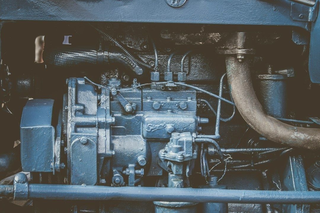 Närbild av en äldre traktordiesels insprutningspump och bränsleledningar